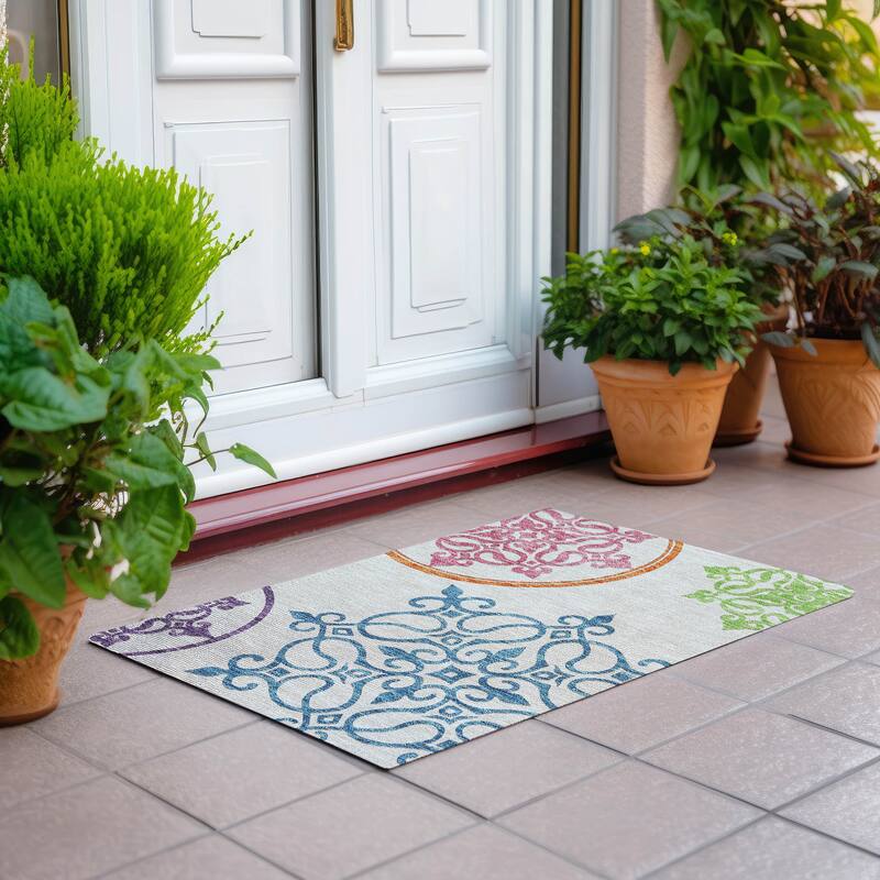 Machine Washable Indoor/ Outdoor Chantille Bold Medallions Rug - White - 1'8" x 2'6"