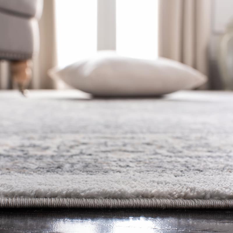 SAFAVIEH Isabella Minola Traditional Oriental Rug