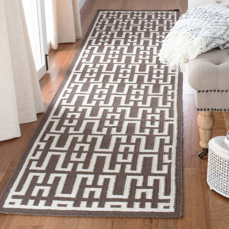 SAFAVIEH Handmade Flatweave Dhurries Ranjeeta Modern Moroccan Wool Rug - 2'6" x 10' Runner - Chocolate/Ivory