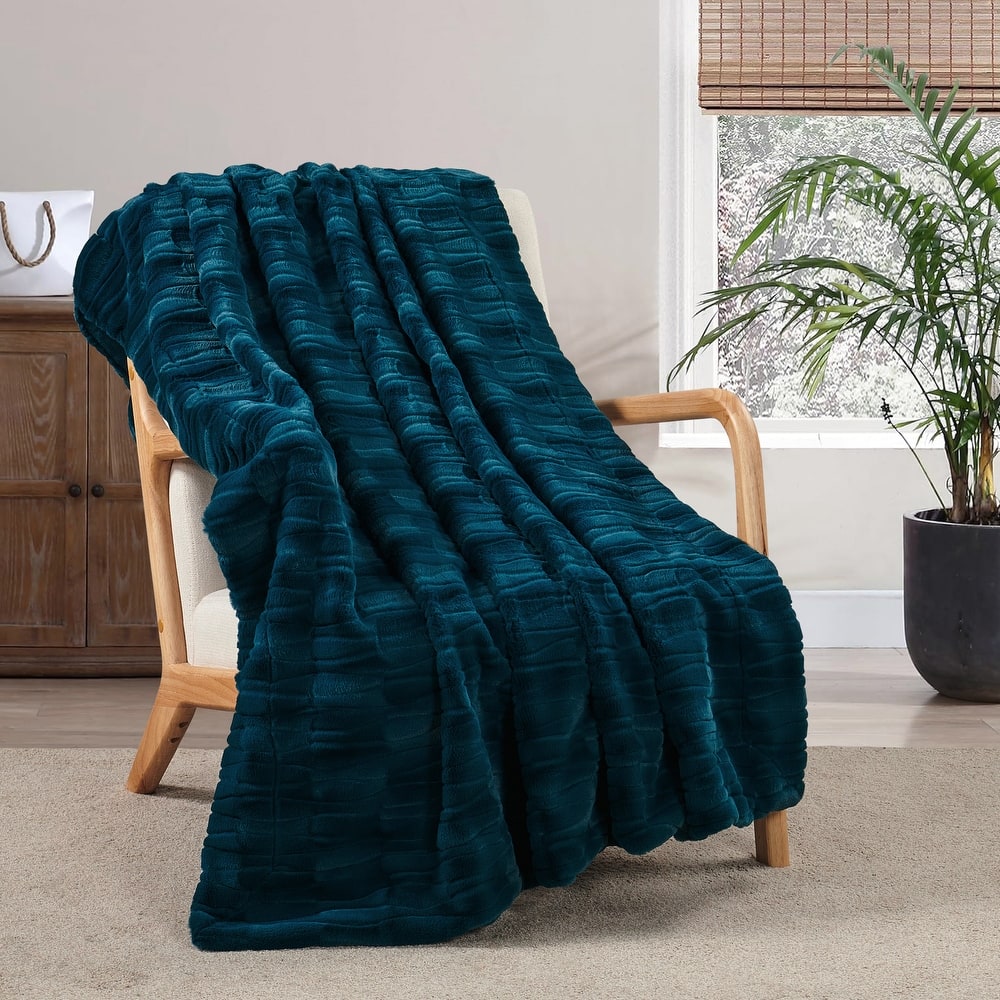 Home Soft Things Leaf Pattern FauxFur Throw Cozy Textured Blanket