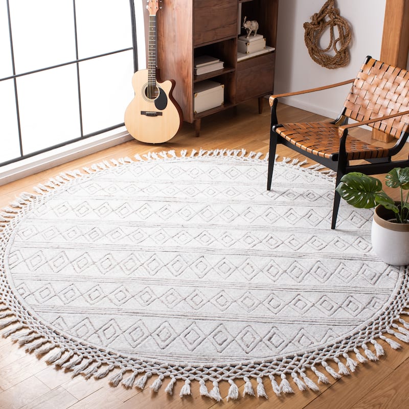 SAFAVIEH Handmade Casablanca Shag Kostja Tribal Wool Rug - 7' Round - Silver