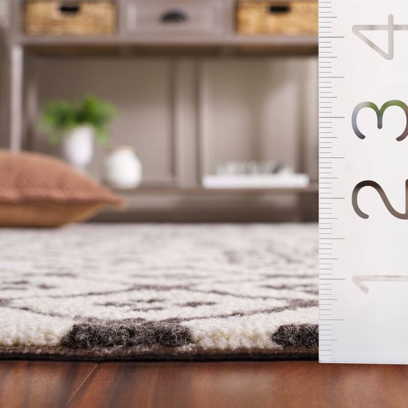 SAFAVIEH Handmade Ebony Gulhatun Wool Rug