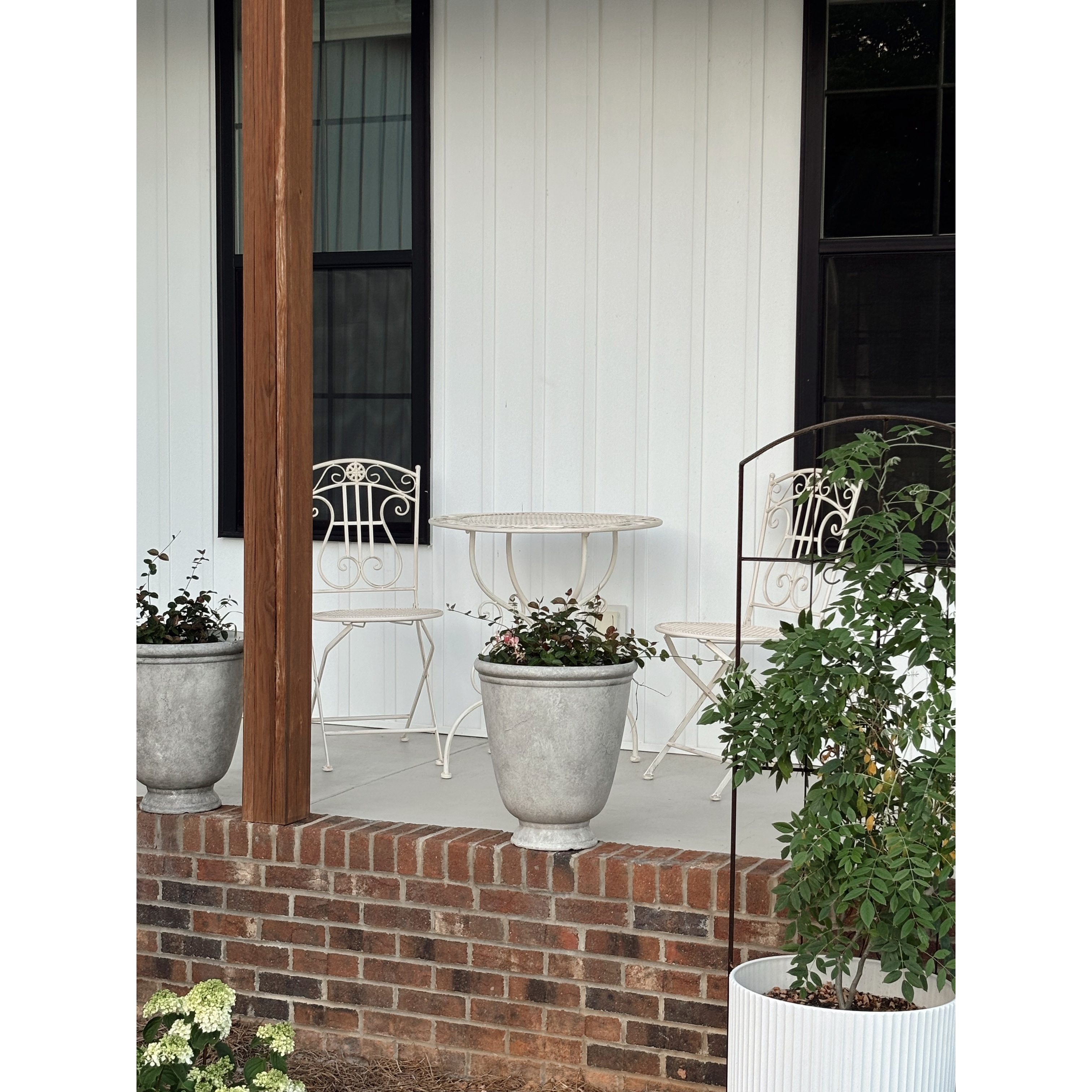 【薔薇色Riz】イタリア製 アンティーク調 青銅色フロアライト 2灯 希少 SAFAVIEH Outdoor Hailie Victorian Iron 3-Piece Patio Bistro Set