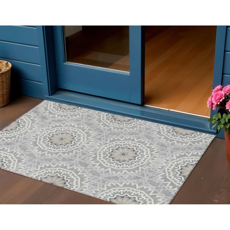 HomeRoots Floral Medallion Transitional Rectangle Outdoor Rug - 3' x 5'