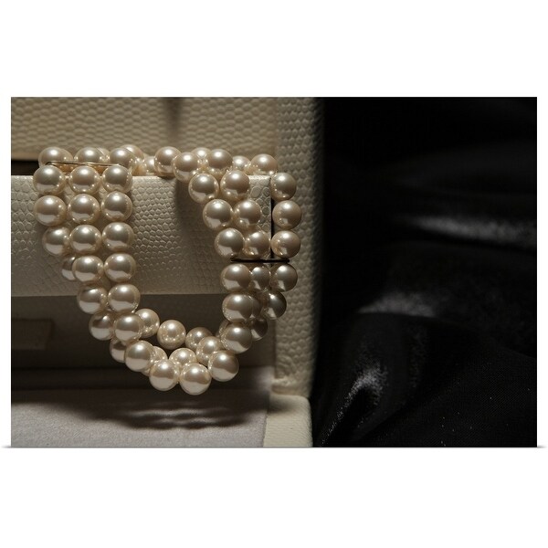 Pearl necklace in jewelry box, close-up 