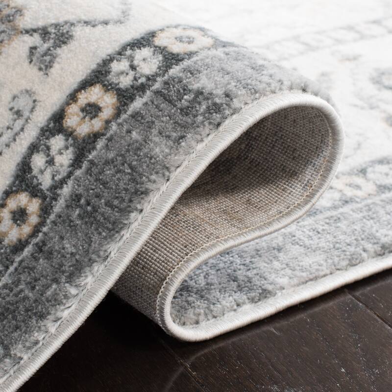 SAFAVIEH Isabella Vergilia Traditional Oriental Rug - Grey/Cream - 5' 3" x 7' 6"