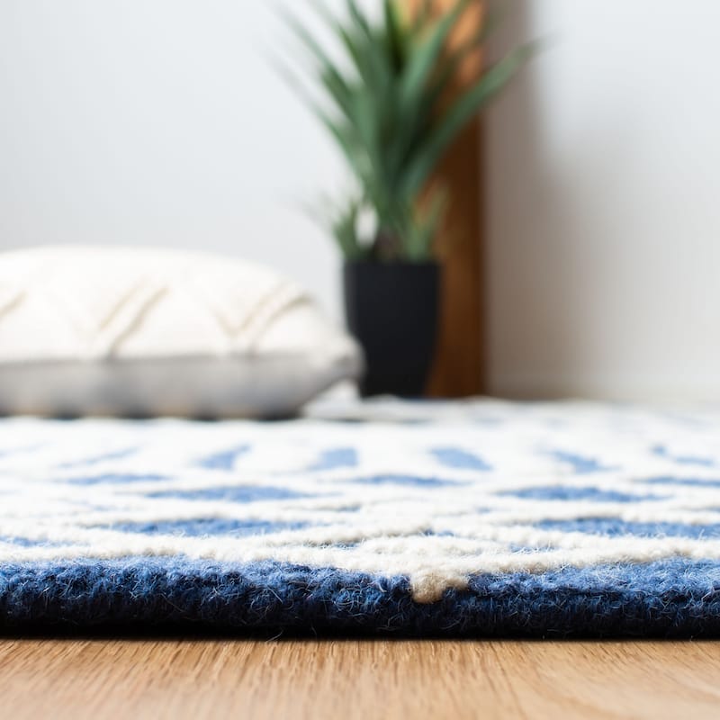 SAFAVIEH Handmade Blossom Mahalia Modern Floral Wool Rug