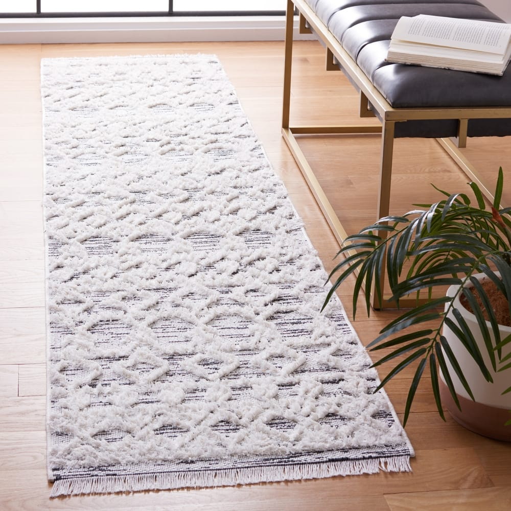 SAFAVIEH Augustine Tahmina Moroccan Boho Fringe Rug