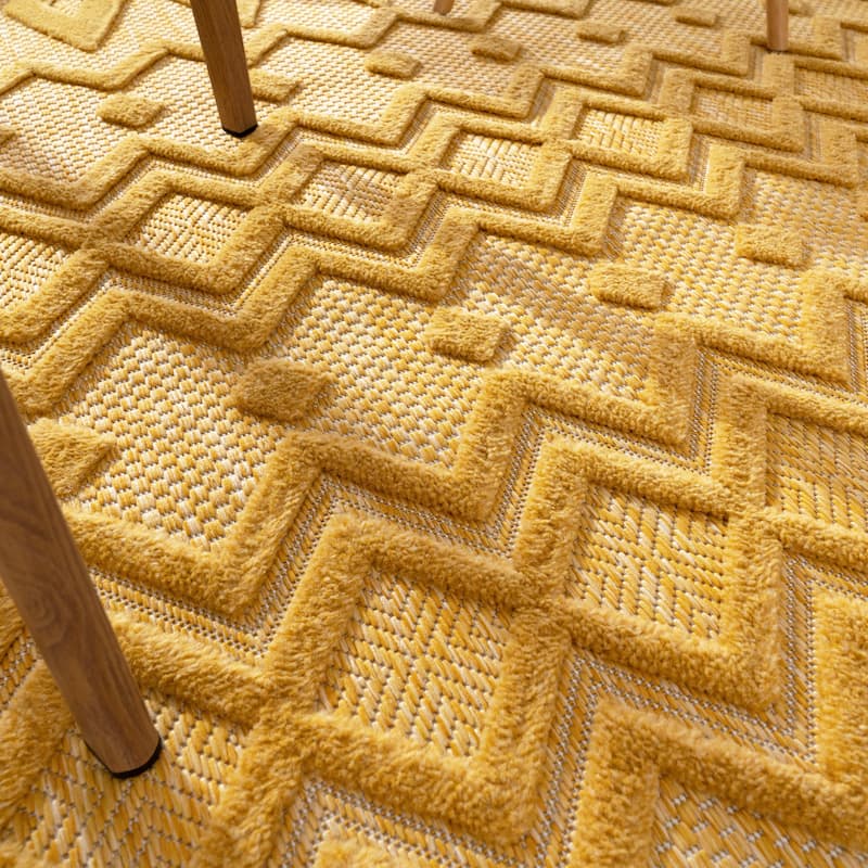 Indoor & Outdoor Rug With Geometric Trellis High-Low Pattern
