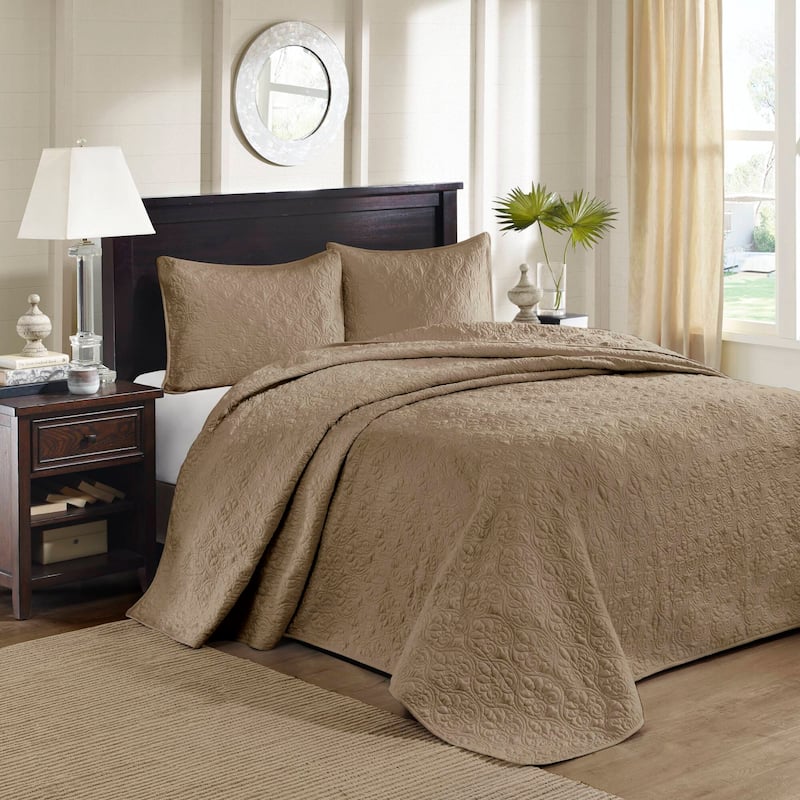 Madison Park Mansfield Reversible Oversized 3-piece Solid Texture Bedspread Quilt Set with Matching Shams