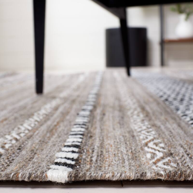 SAFAVIEH Striped Kilim Lavenia Boho Fringe Rug
