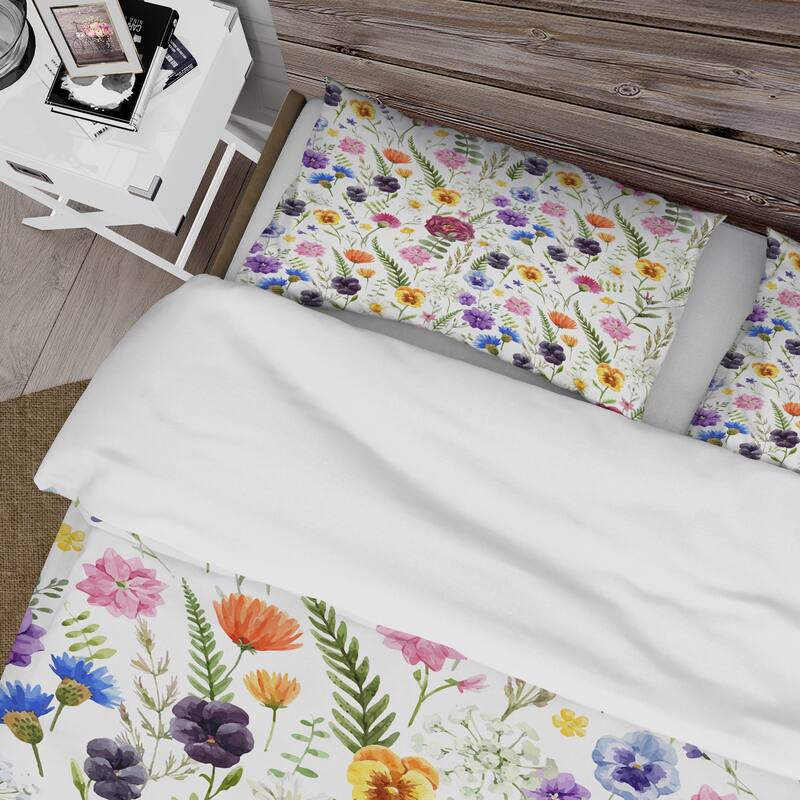 Designart 'Wildflowers Floral Pattern II' Traditional Duvet Cover Set
