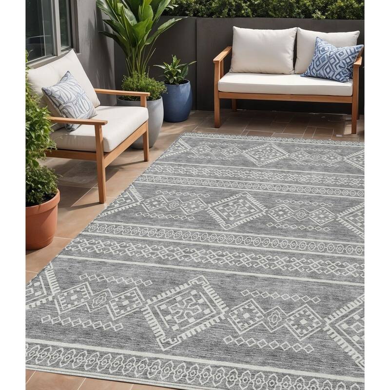 HomeRoots Southwestern Transitional Rectangle Outdoor Rug - 5' X 8'