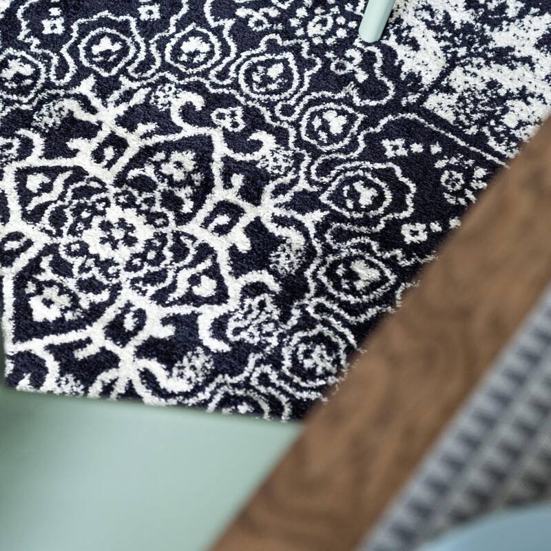 Traditional Brenda Collection Area Rug