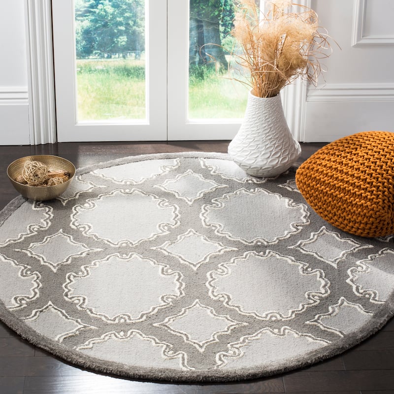 SAFAVIEH Handmade Bella Blaga Modern Floral Wool Rug - 5' Round - Grey/Light Grey