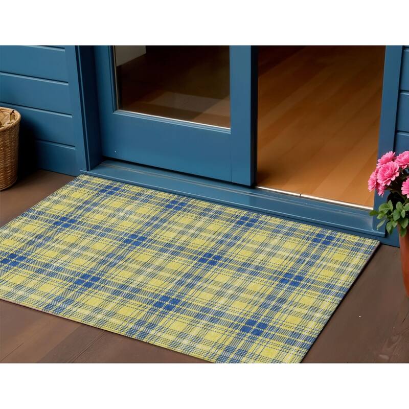 HomeRoots Plaid Transitional Rectangle Outdoor Rug - 3' x 5'