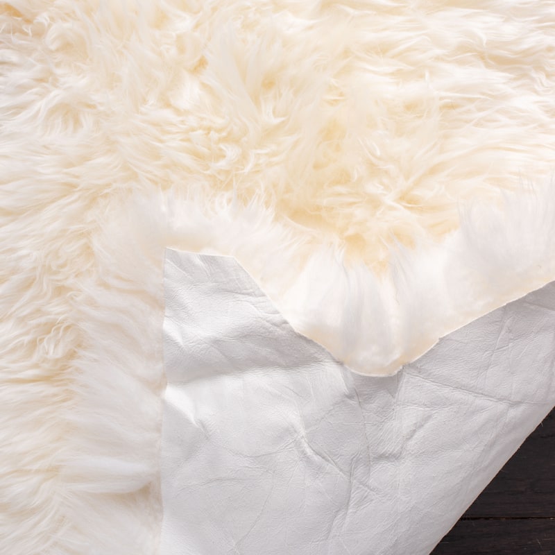 SAFAVIEH Handmade Natural Sheepskin Leanca 3.4-inch Thick Rug