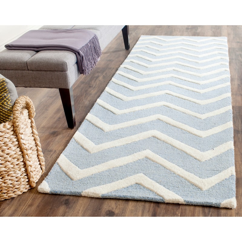 SAFAVIEH Handmade Cambridge Terttu Chevron Wool Rug - 2'6" x 8' Runner - Blue/Ivory
