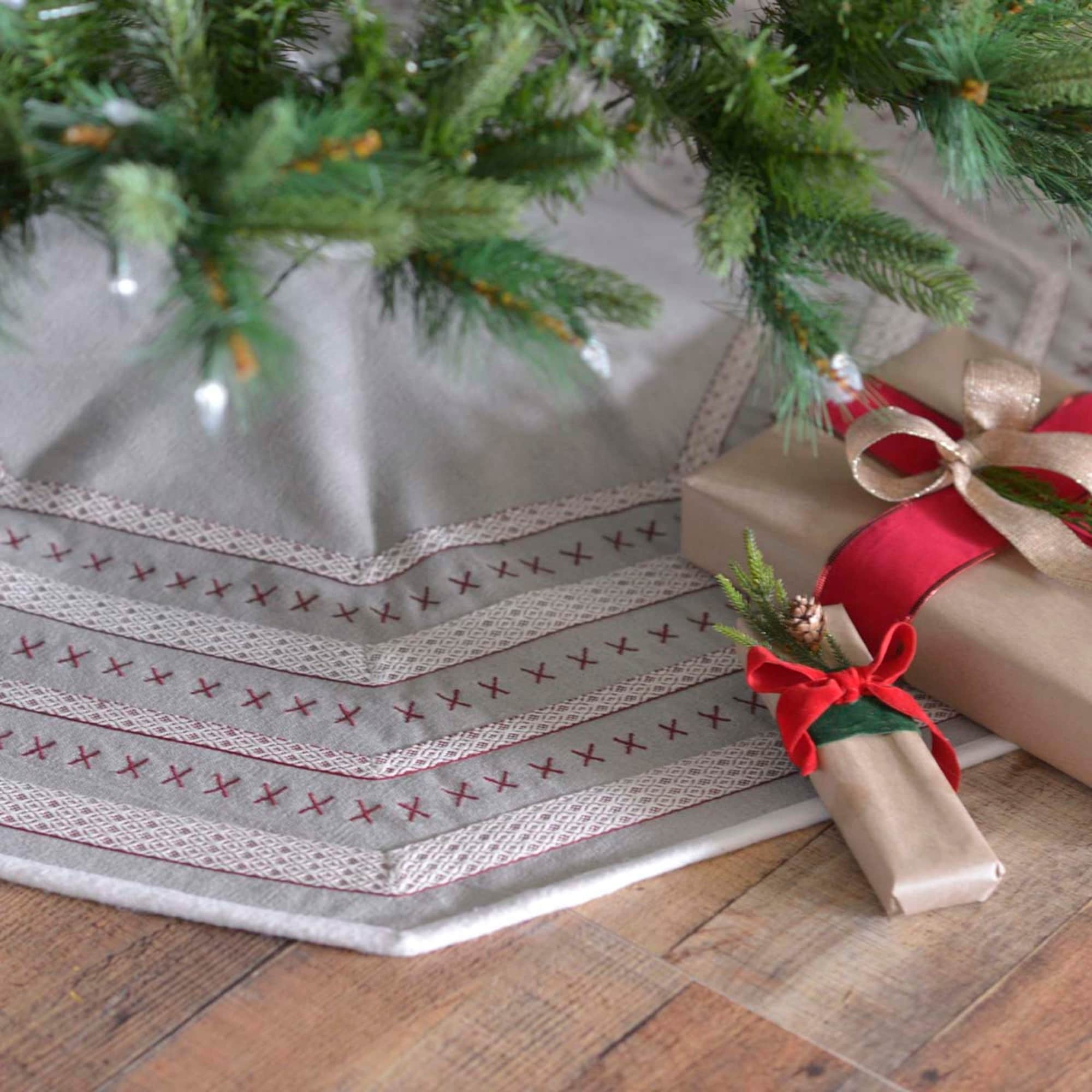 Liv Tree Skirt 48 Tree Skirt 48 Pebble Grey, Crimson, Creme 48x48