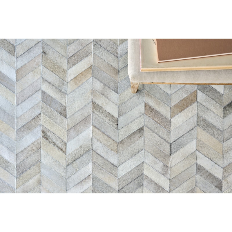 EXQUISITE RUGS Natural Hide Hand-stitched Leather Hide White/Silver Area Rug.