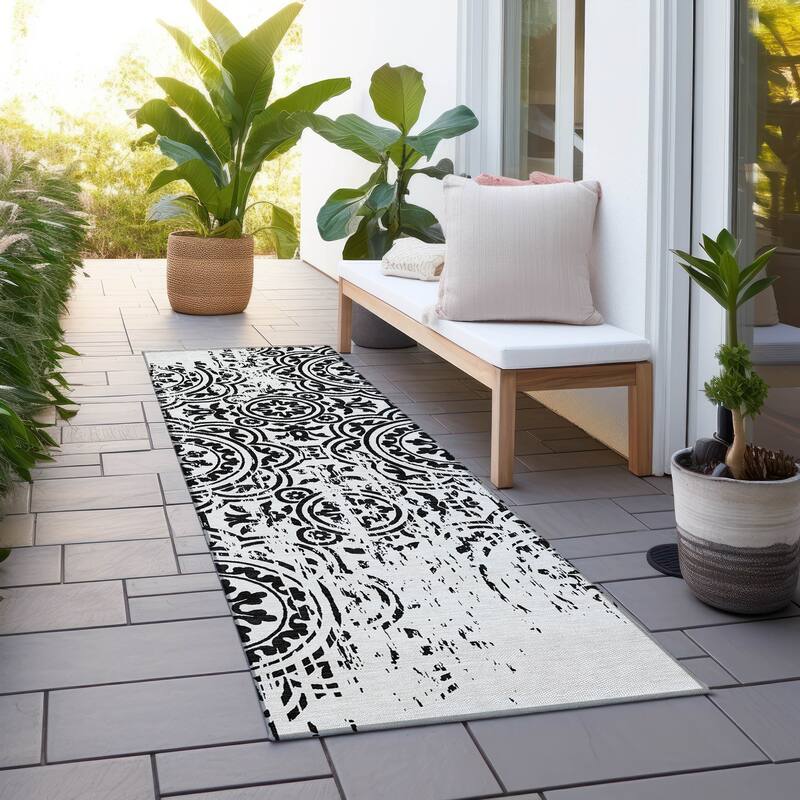 Machine Washable Indoor/ Outdoor Chantille Vintage Suzani Rug - Black - 2'3" x 7'6"