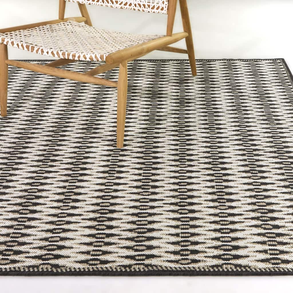 Adamovic Modern Diamond Indoor/Outdoor Area Rug