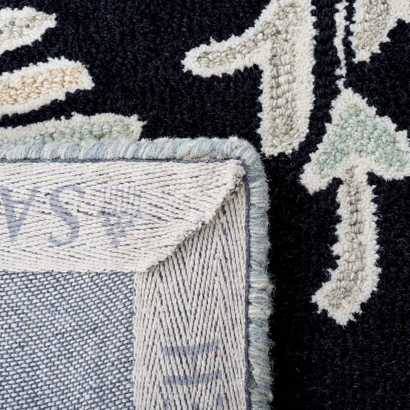 SAFAVIEH Handmade Capri Ilianka Wool Rug