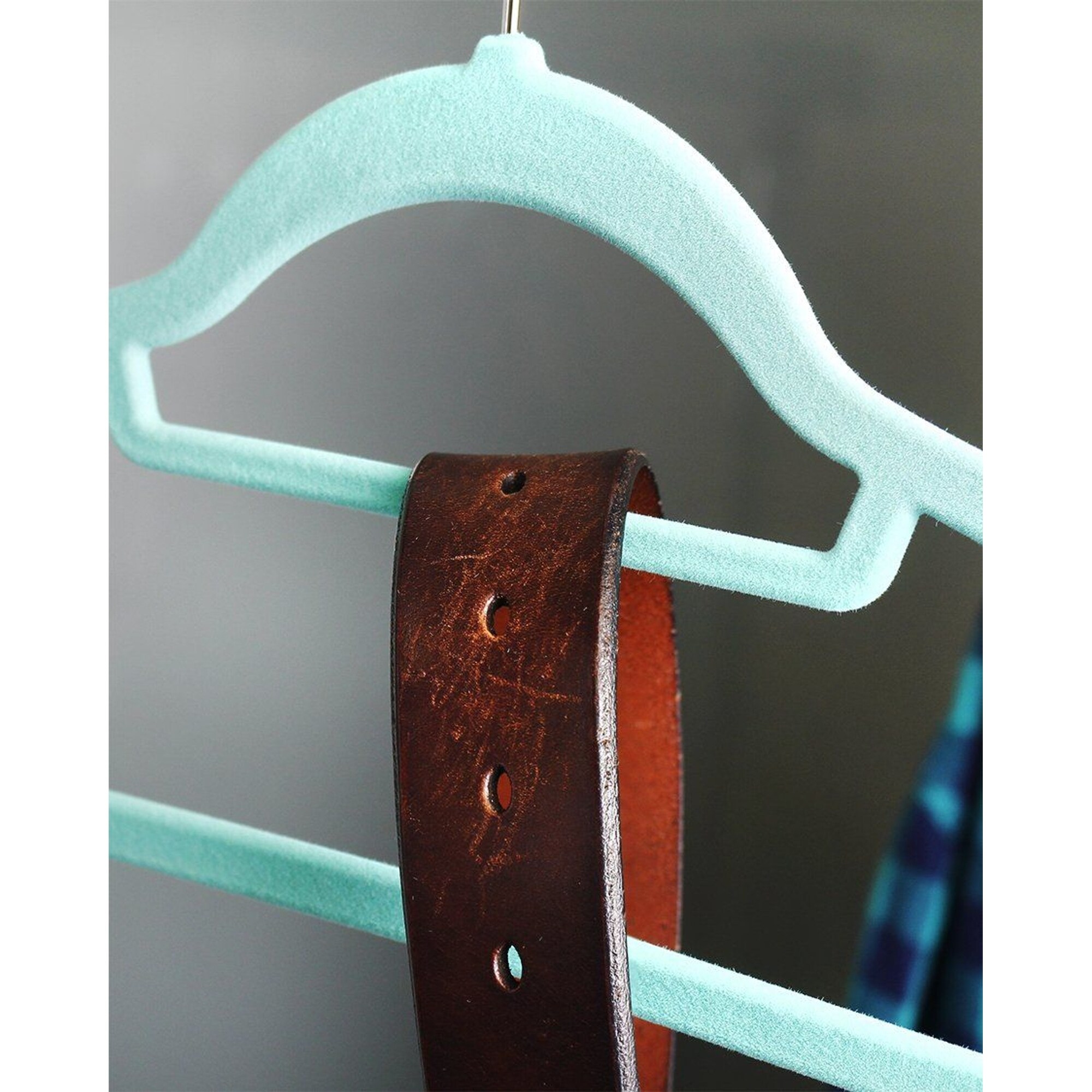 https://ak1.ostkcdn.com/images/products/is/images/direct/b523c65d83afe81dd72d381687080df5a427c4a0/50-Pack-Nonslip-Velvet-Hangers-with-Cascading-Hooks-for-Shirts%2C-Suits-and-Dresses-%28Teal%2C-18-In%29.jpg