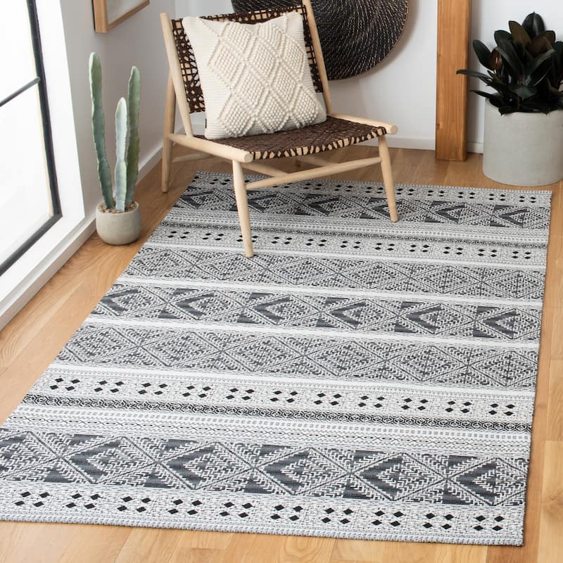 SAFAVIEH Handmade Classic Vintage Suhasini Rug - 4' x 6' - Black