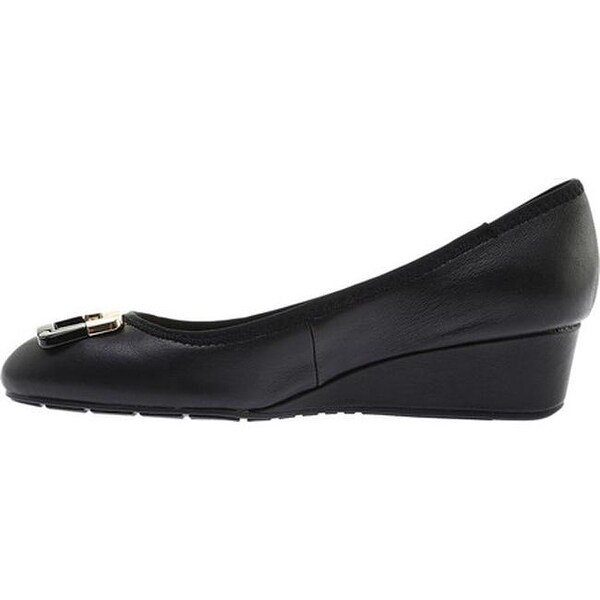 bandolino patent leather wedge