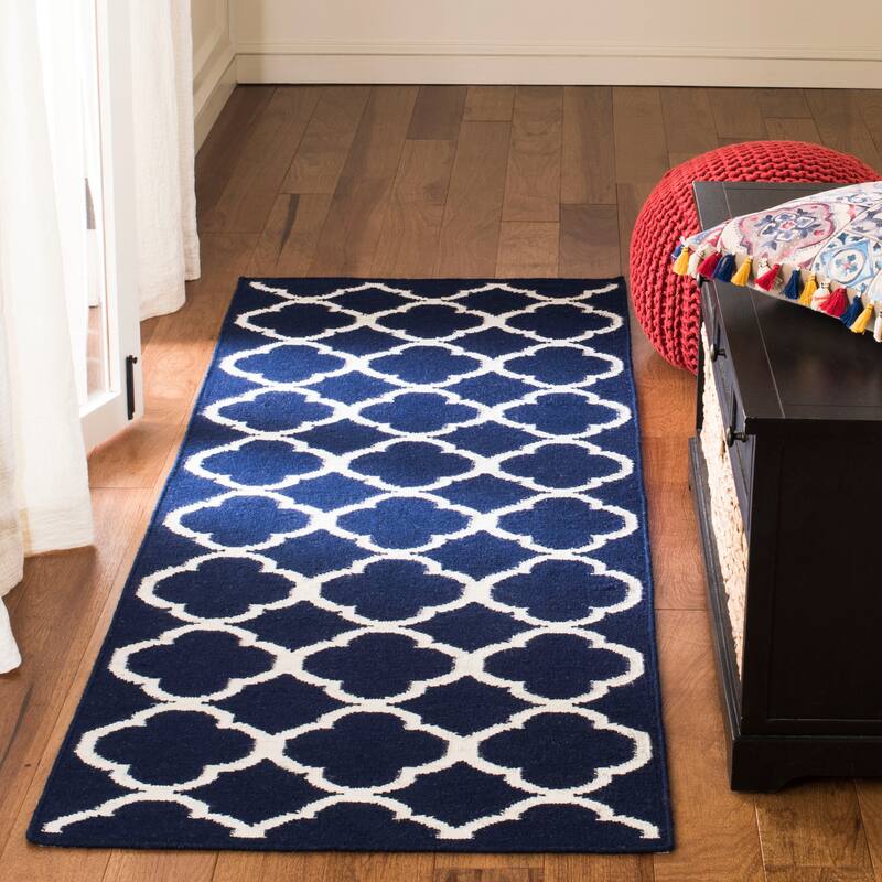 SAFAVIEH Handmade Flatweave Dhurries Potita Modern Moroccan Wool Rug - 2'6" x 7' Runner - Navy/Ivory