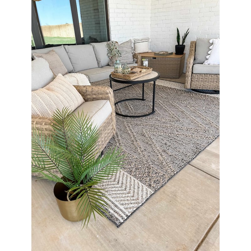 Hauteloom Areli Diamond Geometric Farmhouse Patio Outdoor Area Rug