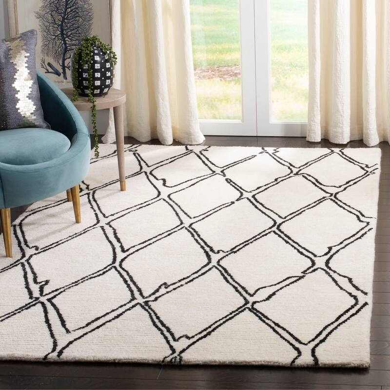 SAFAVIEH Handmade Casablanca Shag Charlyne Tribal Wool Rug - 4' x 6' - Ivory/Black