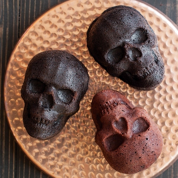 haunted skull cakelet pan