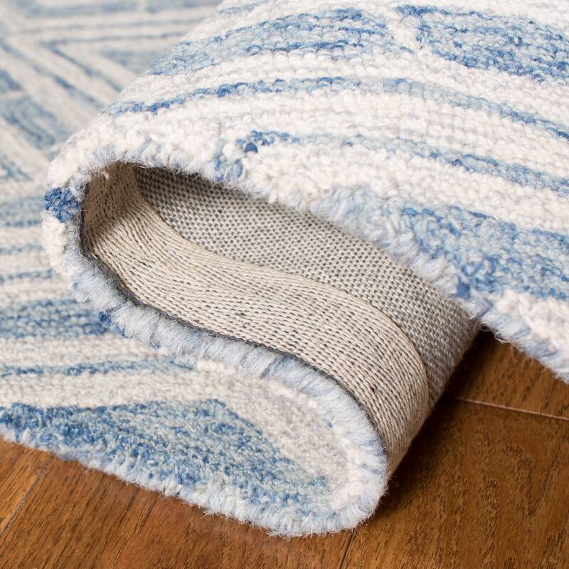 SAFAVIEH Handmade Micro-Loop Nikolina Wool Rug