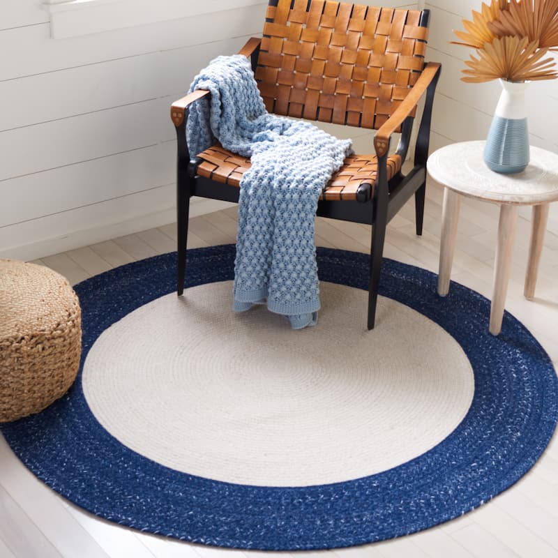 SAFAVIEH Handmade Braided Zelie Round Rug - 4' Round - Ivory/Navy