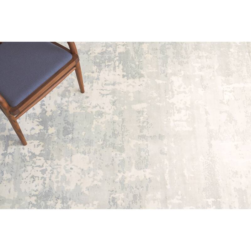 EXQUISITE RUGS Koda Hand-loomed Bamboo Silk Silver/Grey Area Rug.