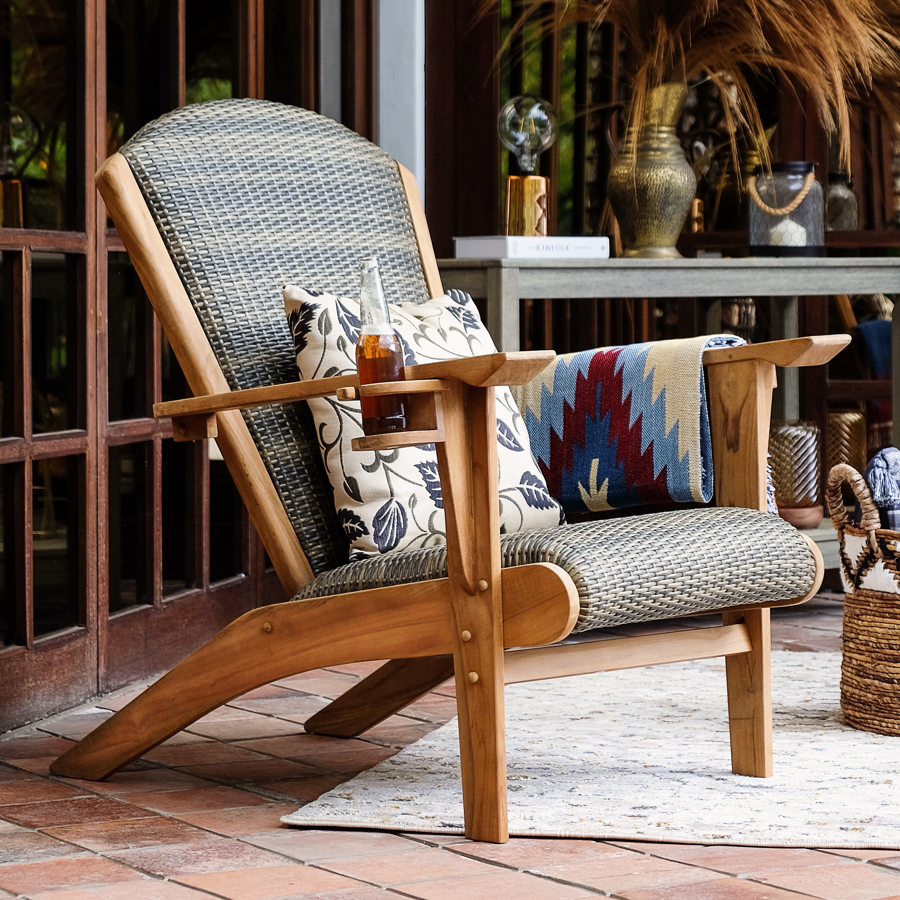 Cambridge Casual Auburn Sedia Adirondack Per Esterni - Teak Massello E Vimini Rattan, Con Cuscino In Schiuma A Asciugatura Rapida E Porta Oggetti