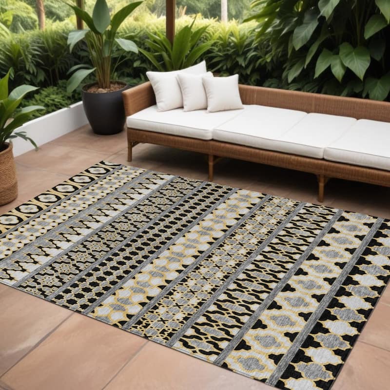 HomeRoots Quatrefoil Transitional Rectangle Outdoor Rug - 8' X 10'