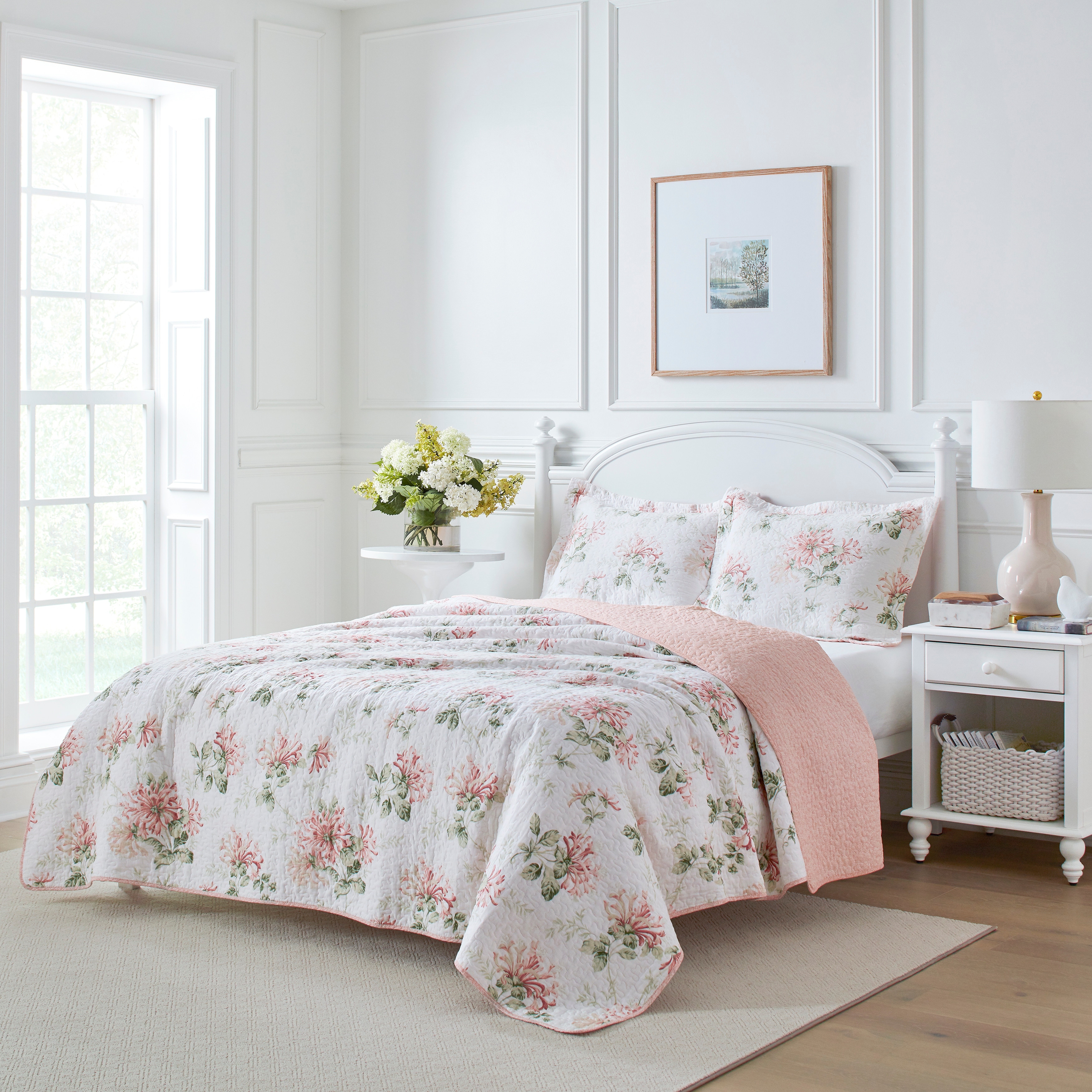 LAURA ASHLEY ピンク タオルケット Amazon.com: Laura Ashley - Queen Comforter Set, Reversible Cotton