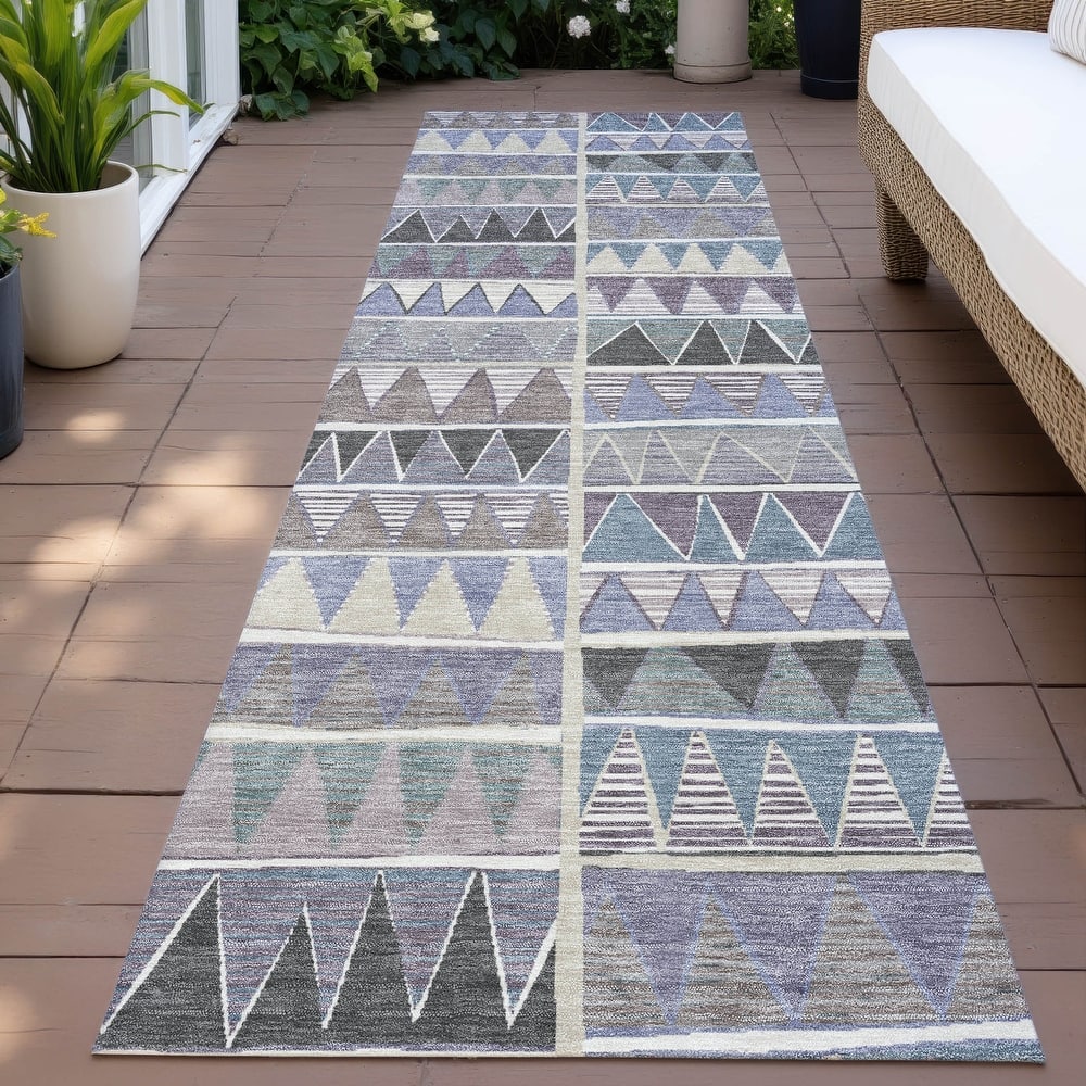 Machine Washable Indoor/Outdoor Casual Pennant Chantille Rug