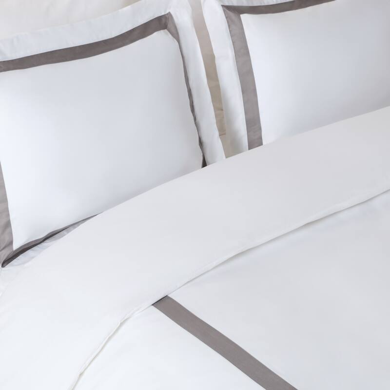 SAFAVIEH Home Hotel Collection Bold Fabric Border 300Tc Percale 3-piece Duvet Cover Set