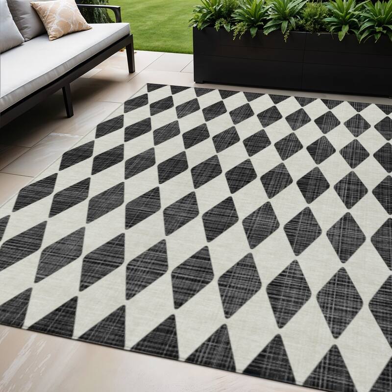 HomeRoots Geometric Transitional Rectangle Outdoor Rug - 5' X 8'