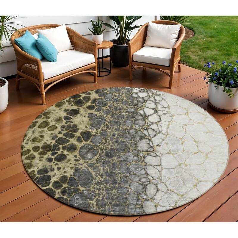 HomeRoots Abstract Transitional Rectangle Outdoor Rug - 8' Round