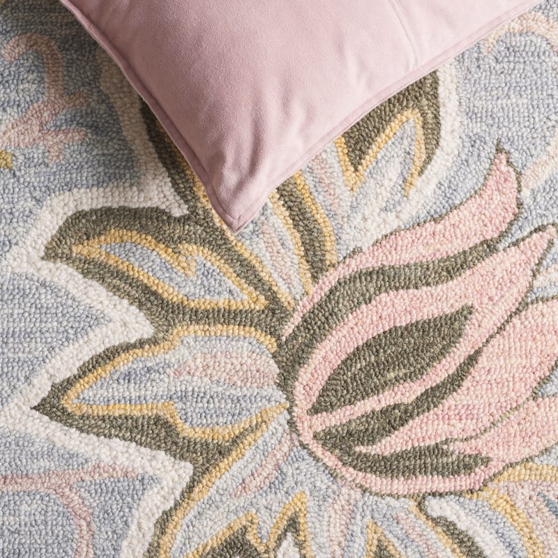 SAFAVIEH Handmade Blossom Katerinka Wool Rug