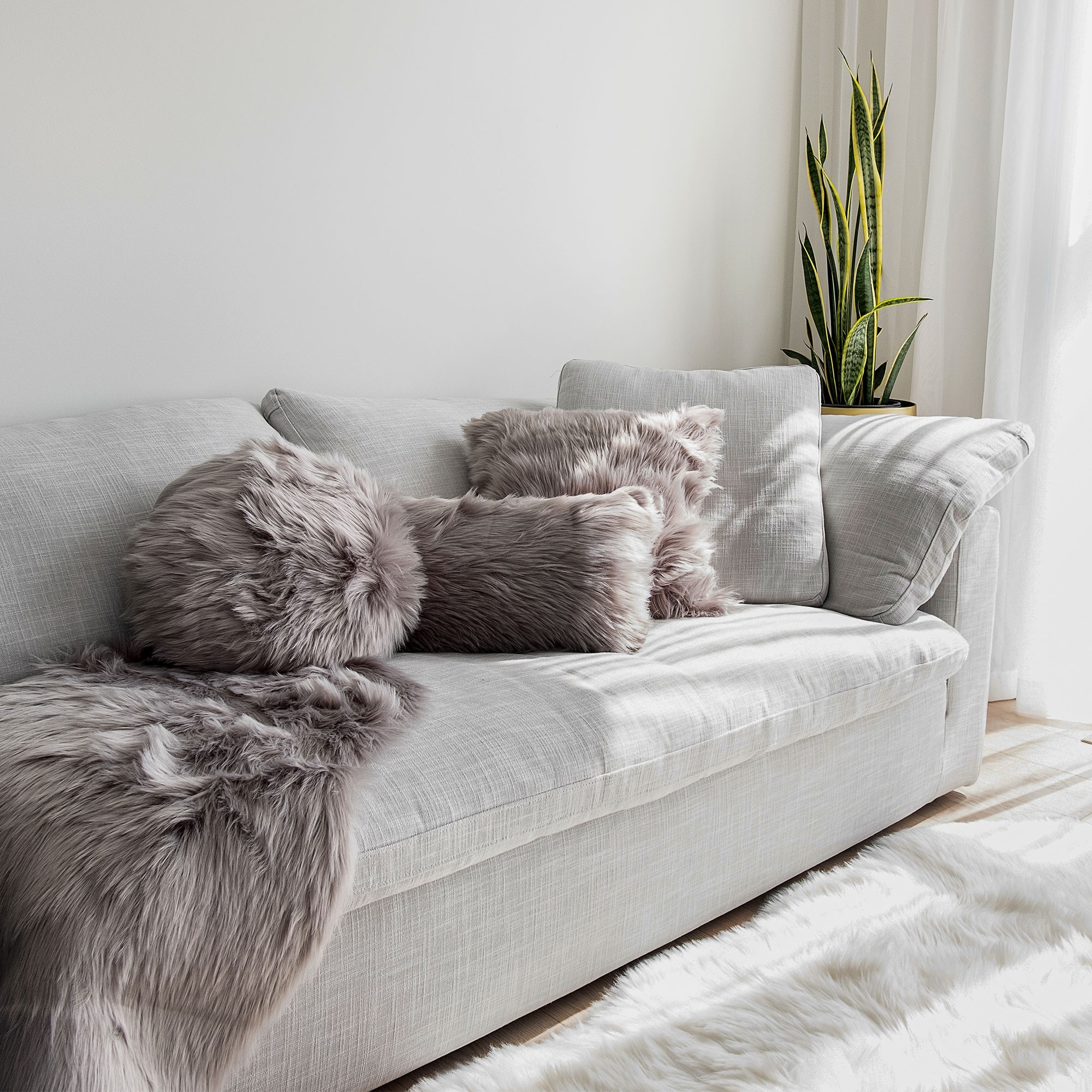 https://ak1.ostkcdn.com/images/products/is/images/direct/b752a5c65fa99b91948614e23681b4c0c7e1f3f8/Gouchee-Home-Edinburgh-Faux-Fur-Cushion-12-x-20-Set-of-2.jpg