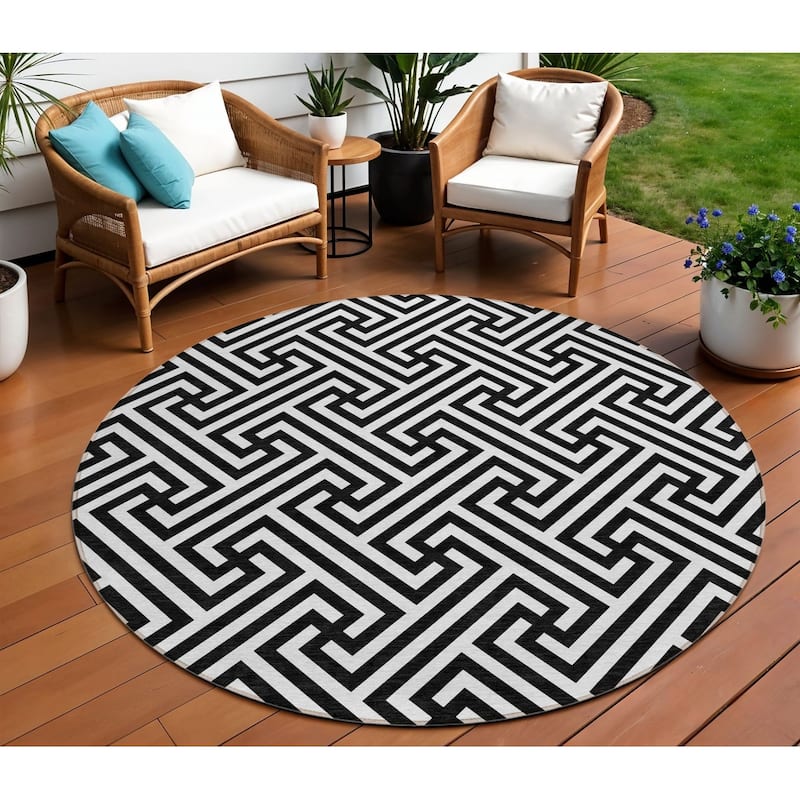 HomeRoots Geometric Transitional Rectangle Outdoor Rug - 8' Round