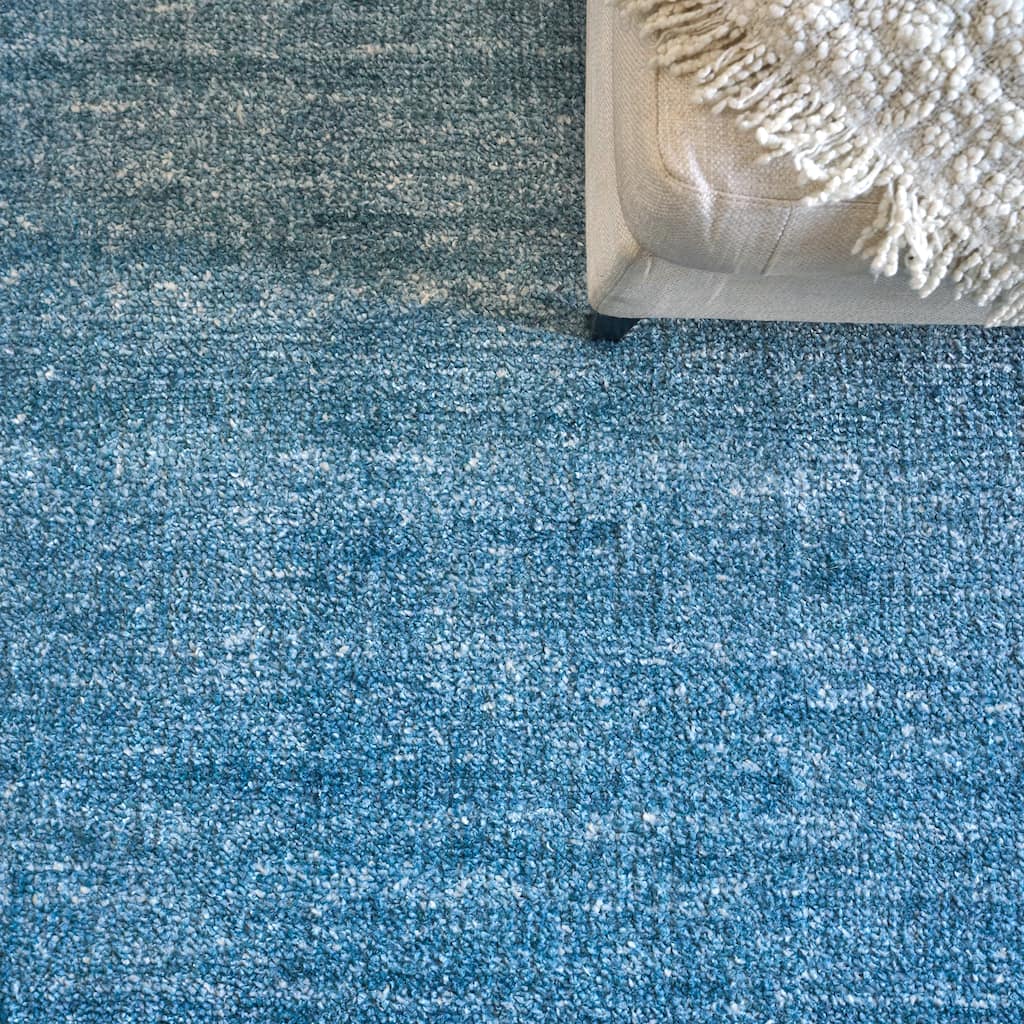 EXQUISITE RUGS Plush Hand-knotted Light Blue Area Rug.