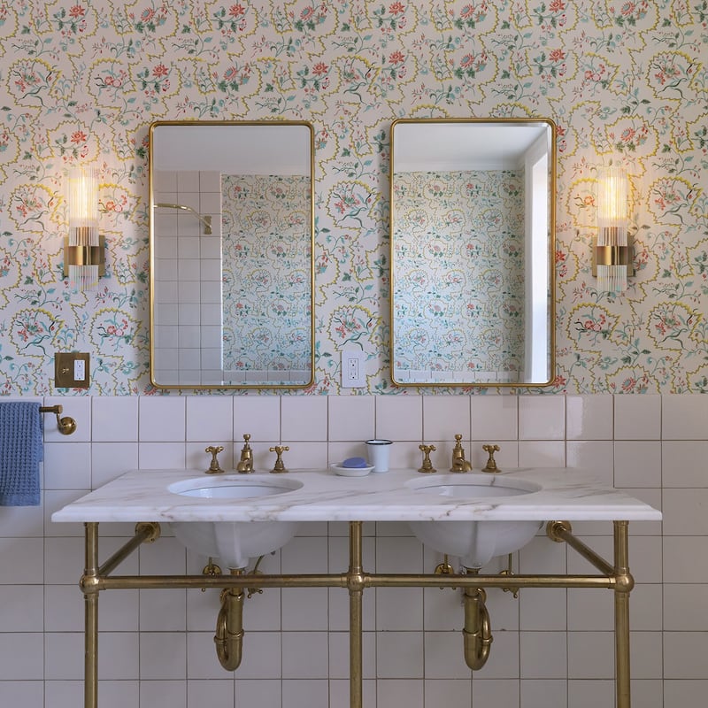 1-Light Modern Wall Sconce with Ribbed Glass Shade