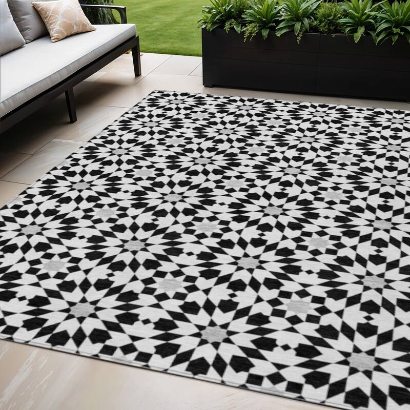 HomeRoots Floral Medallion Transitional Rectangle Outdoor Rug - 5' X 8'